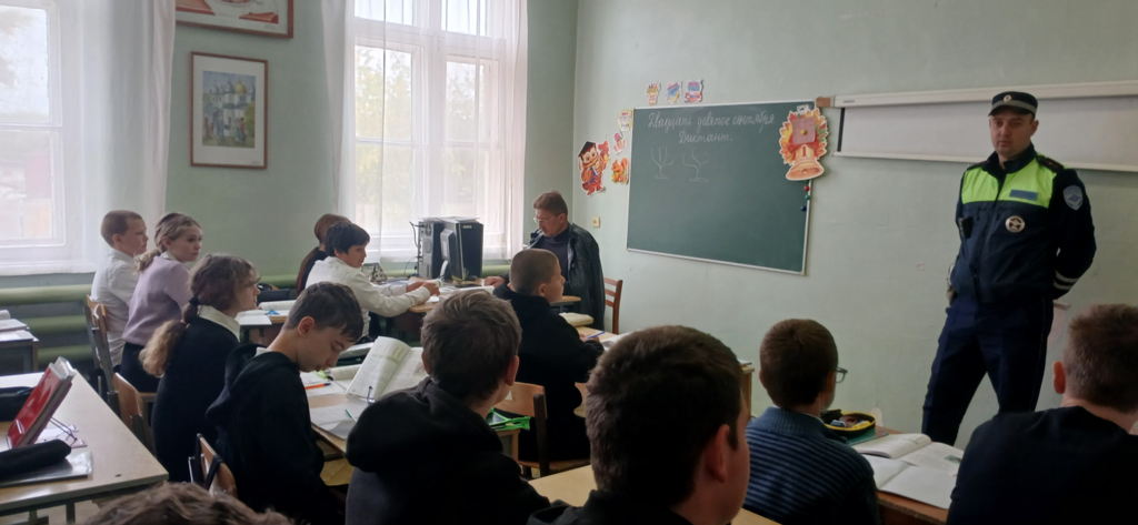 дети слушают инспектора