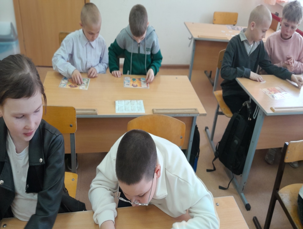 дети играют в дидактическую игру профессии