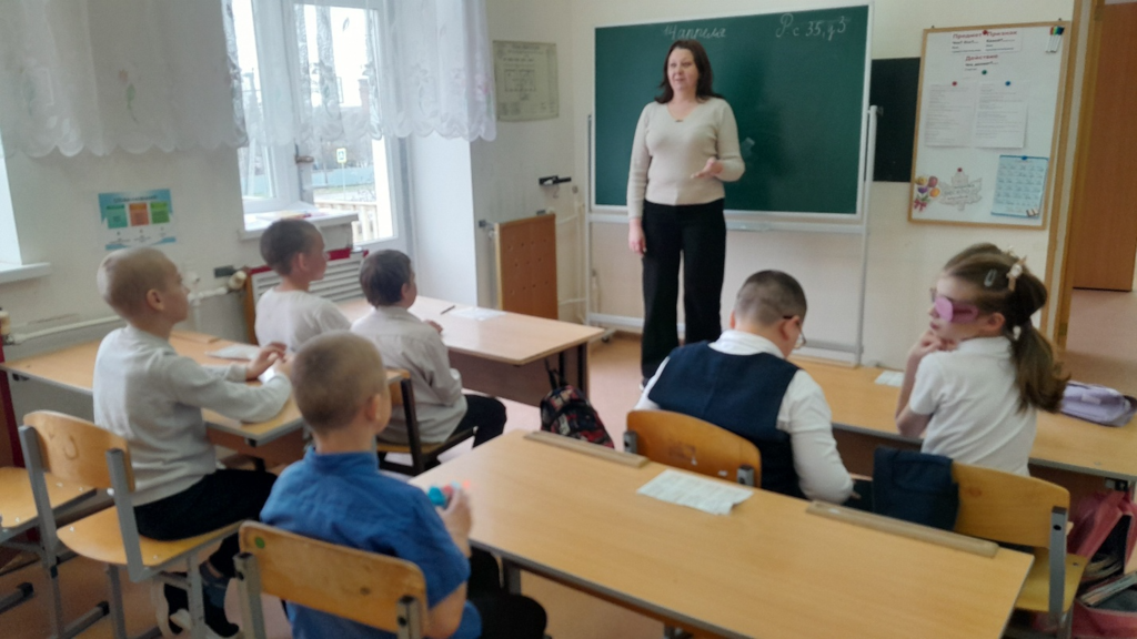 социальный педагог проводит беседу с детьми