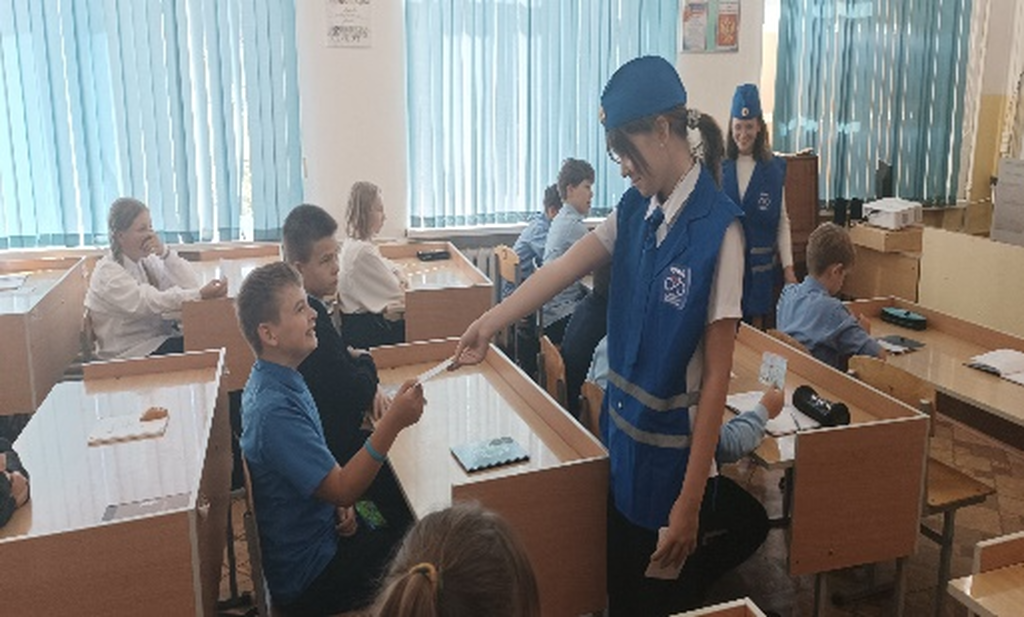 дети раздают памятки