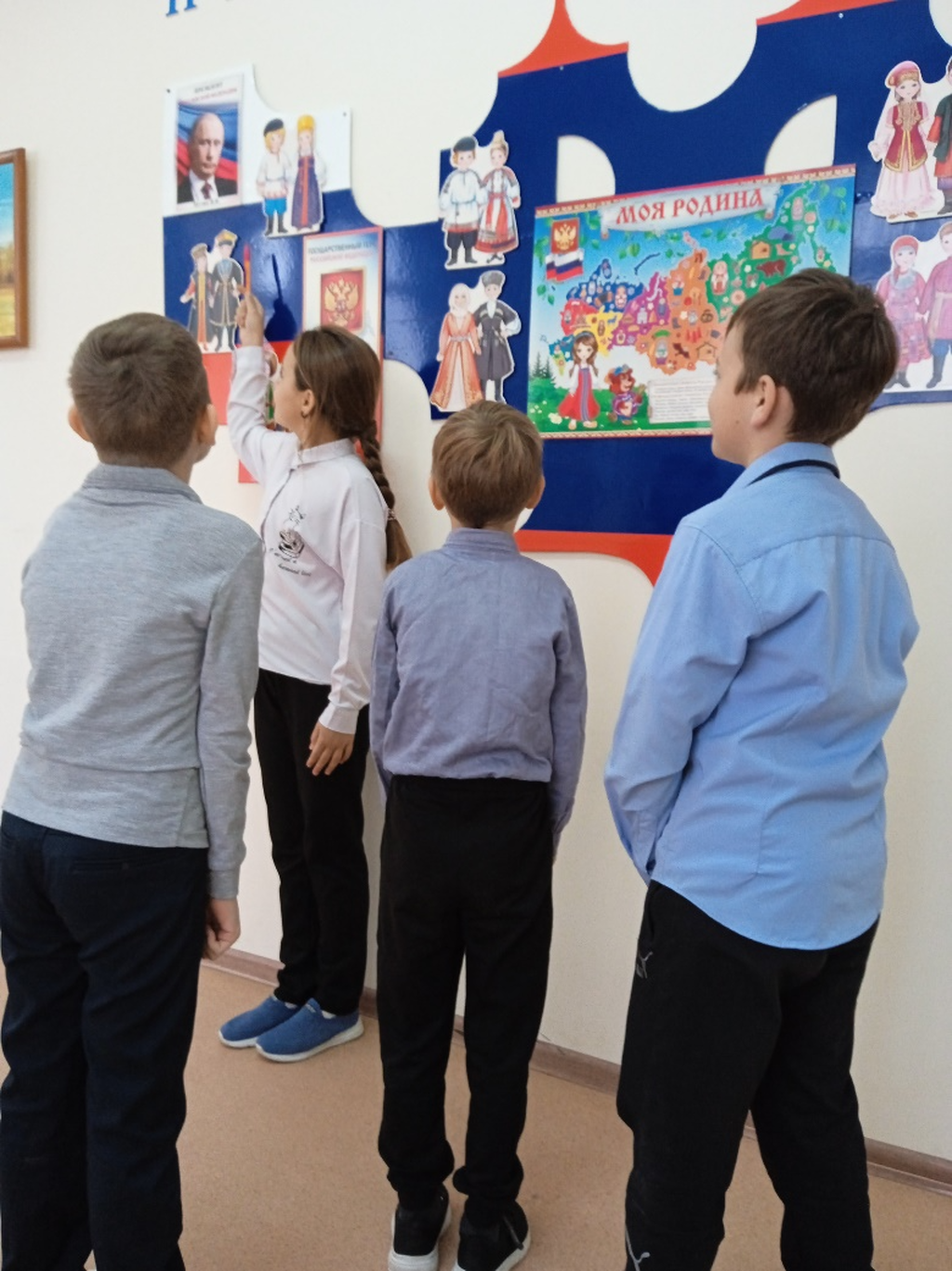 дети возле стенда