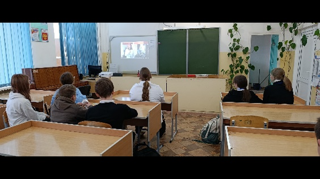 дети смотрят презентацию