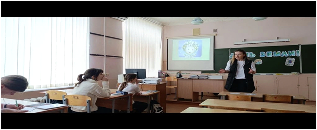 дети слушают учителя