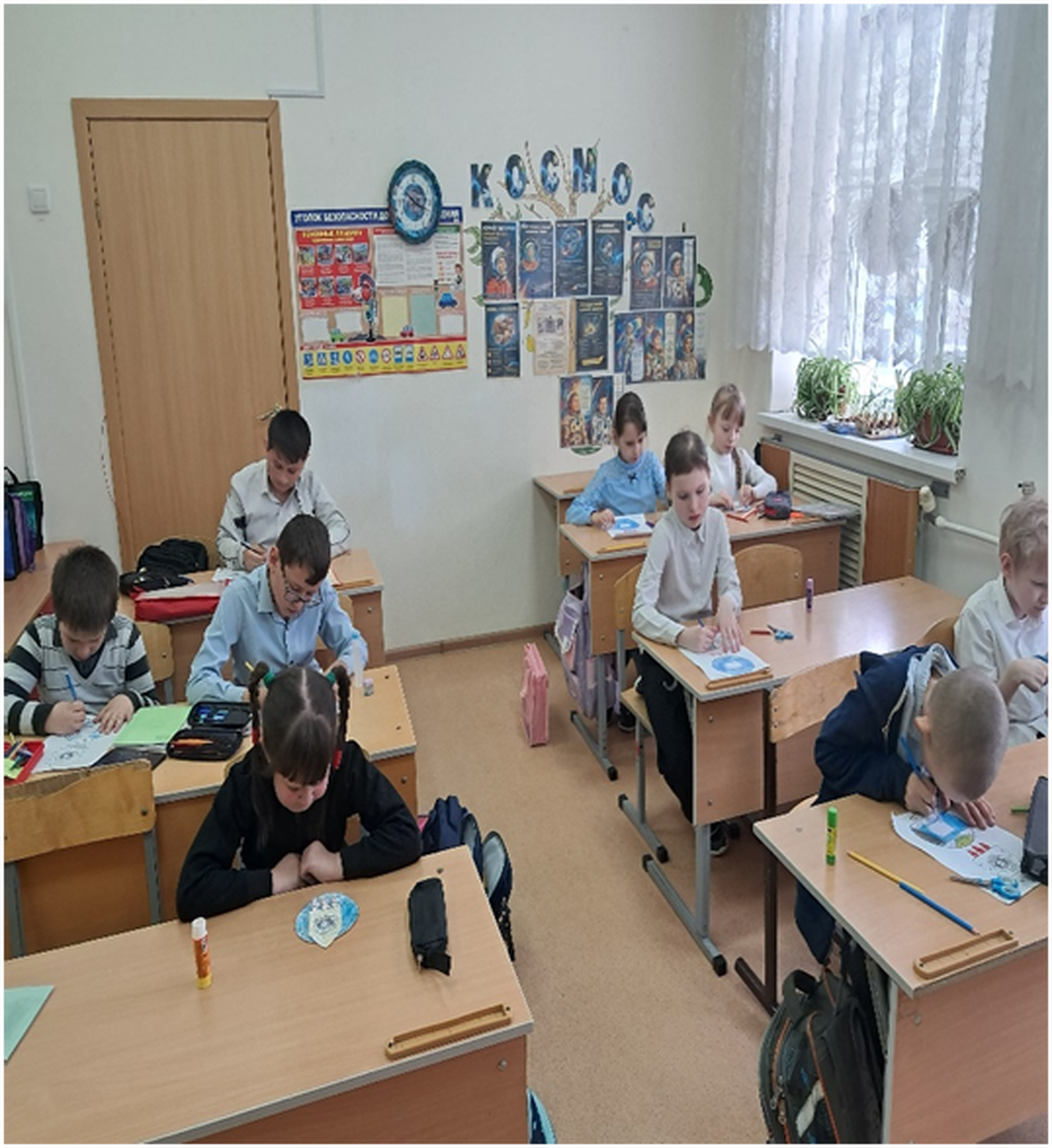 дети делают поделки