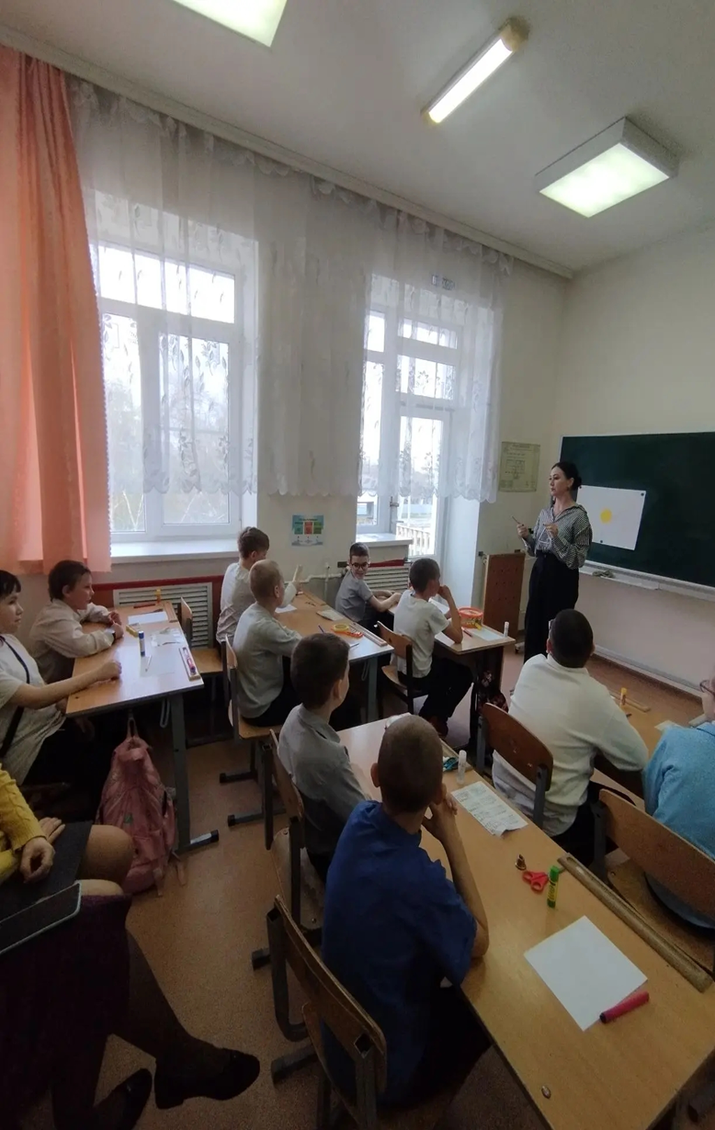 дети слушают учителя