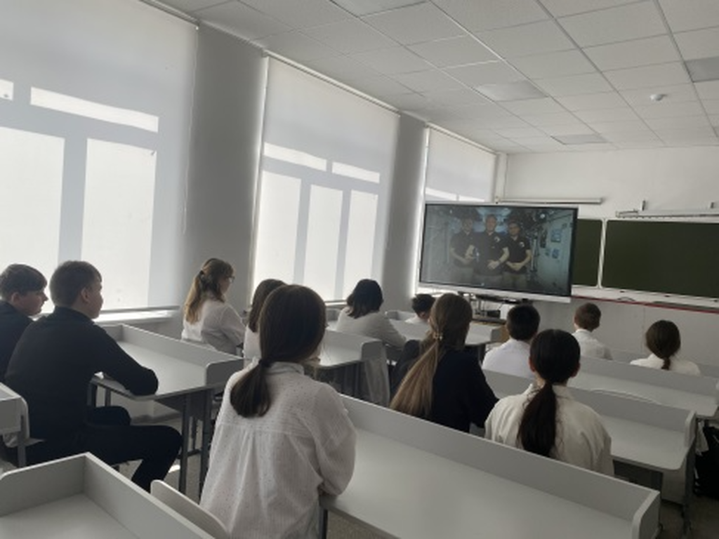 дети смотрят презентацию