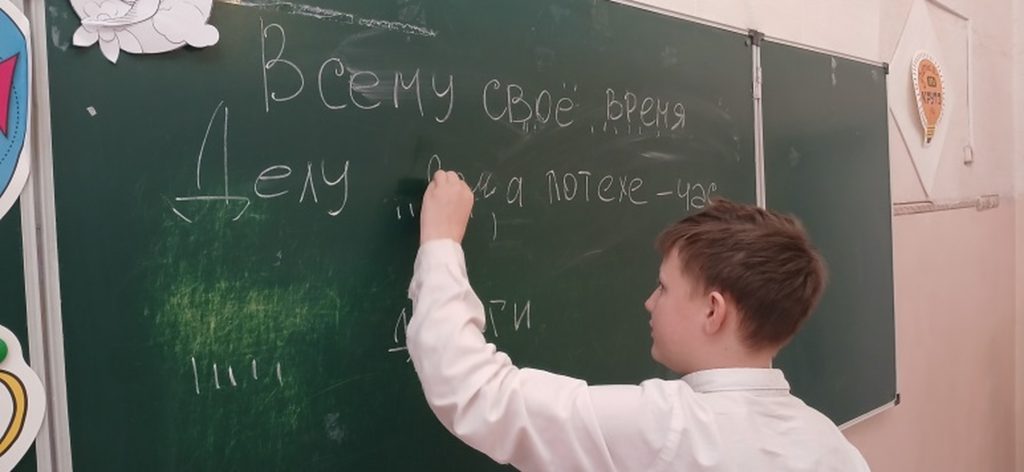 фото ребенок пишет предложение