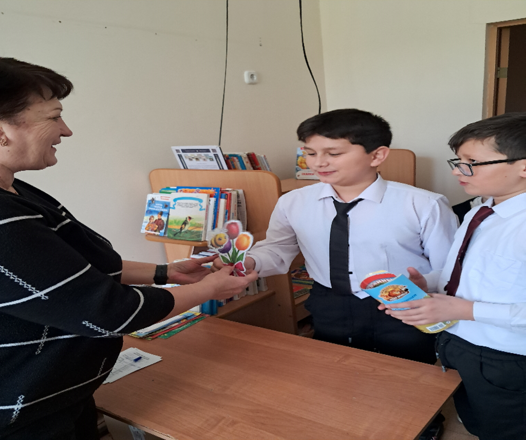 дети дарят открытки