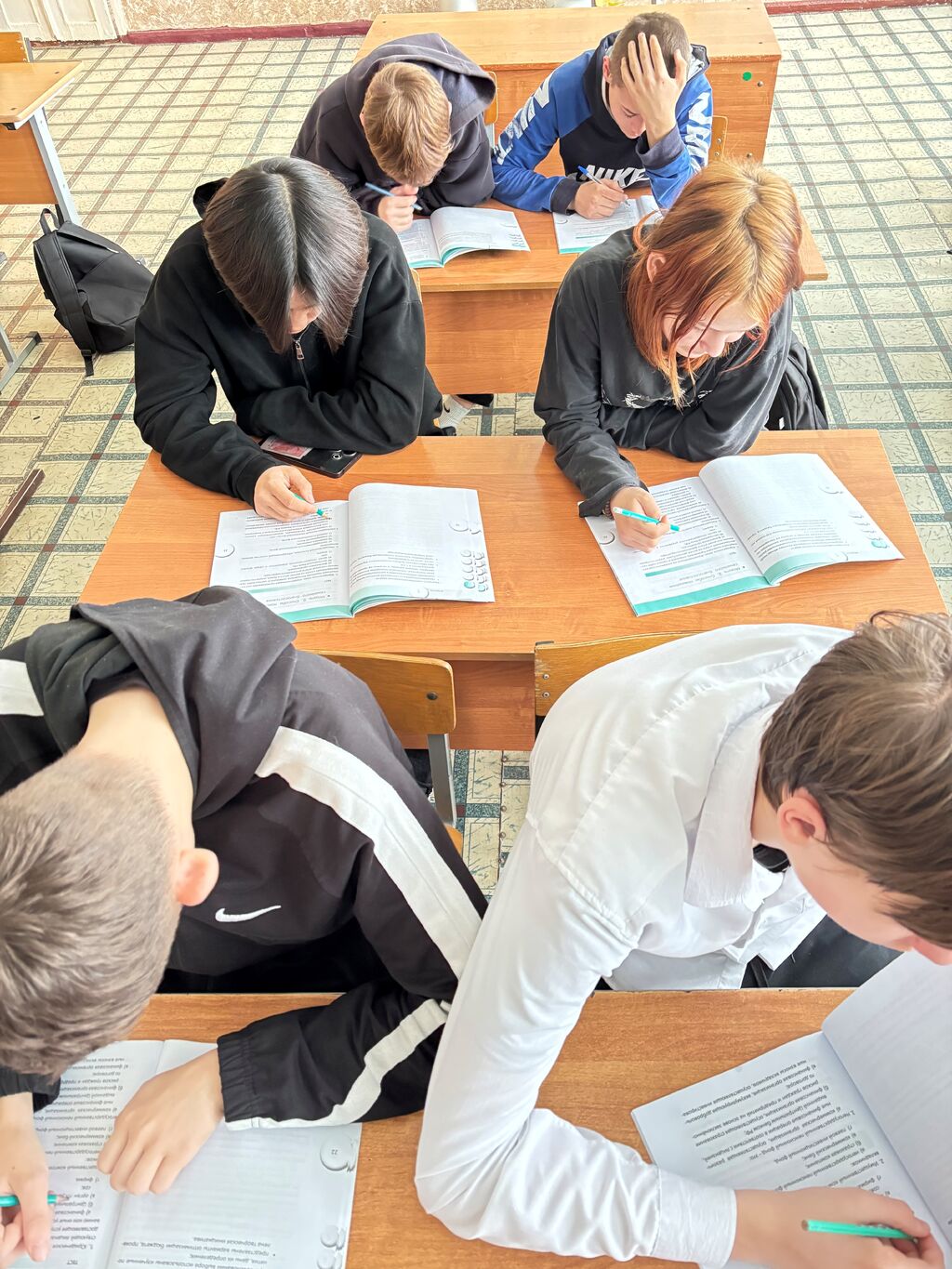 дети пишут в теради