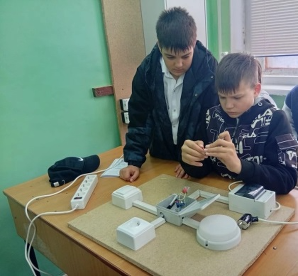 дети  в техникуме на экскурсии