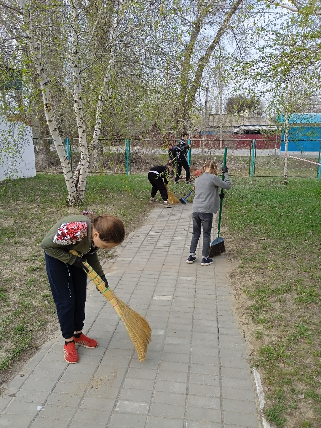 дети убирают школьный двор
