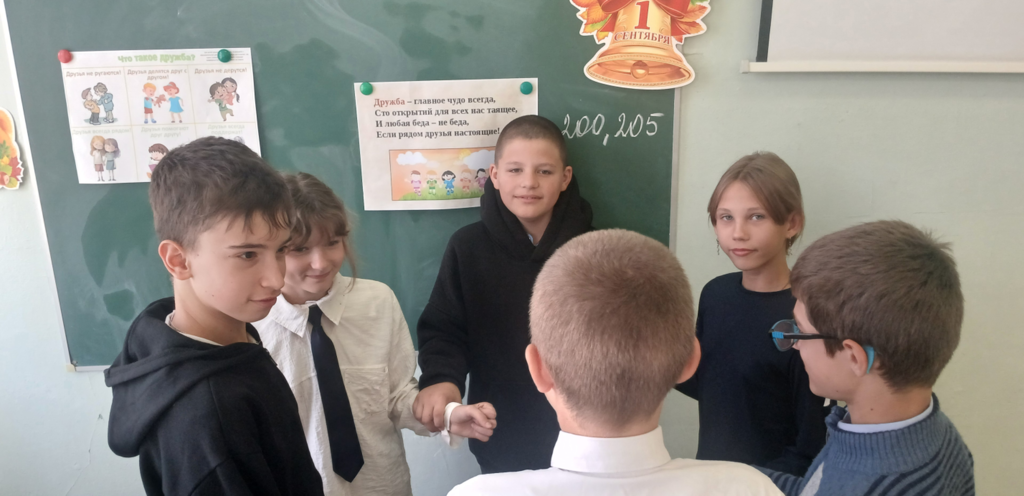 дети держатся за руки