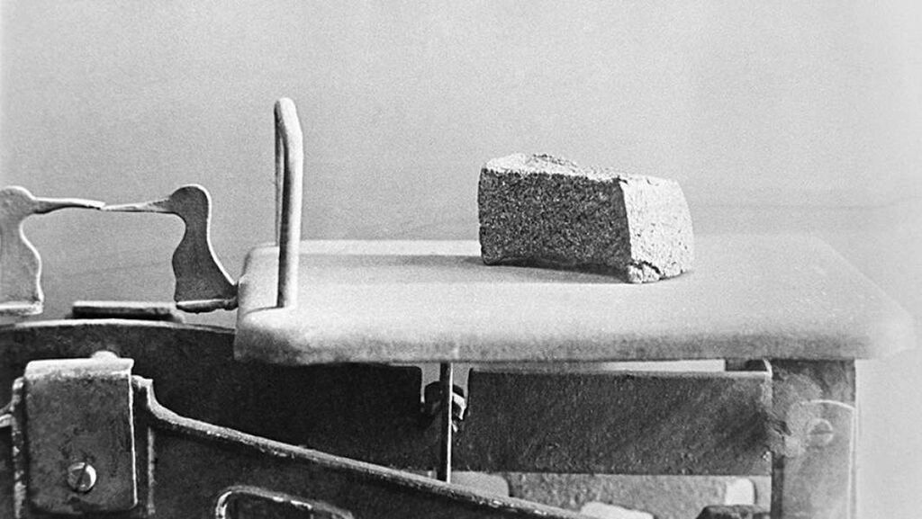 На весах 125 г хлеба — установленная норма для служащих, иждивенцев и детей в блокадном ноябре 1941 года  Фото: ТАСС/Николай Адамович