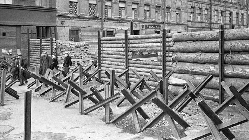 Противотанковые ежи, надолбы и баррикады перекрывали все въезды в город. Октябрь 1941 года  Фото: РИА Новости/Анатолий Гаранин